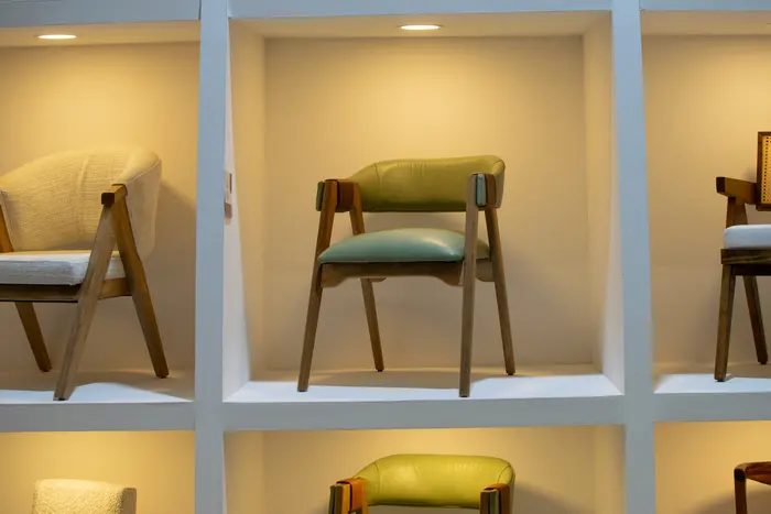 Silla tapizada en piel verde